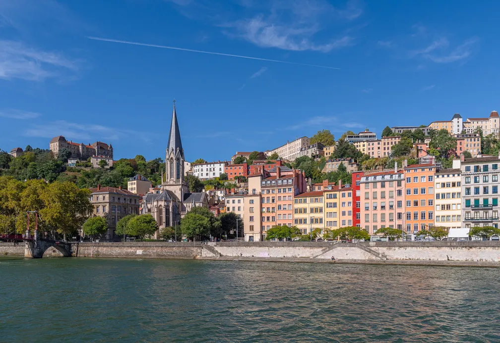 ソーヌ川越しに見る Vieux Lyon の街並み