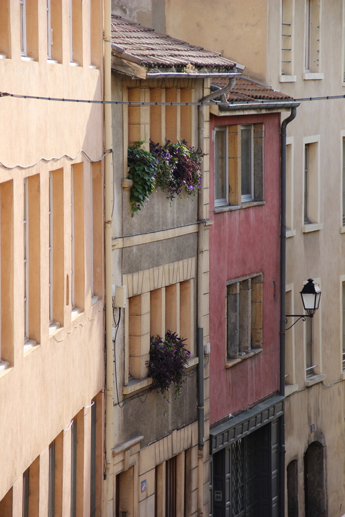 Vieux Lyon の Montée du Gourguillon の街並み